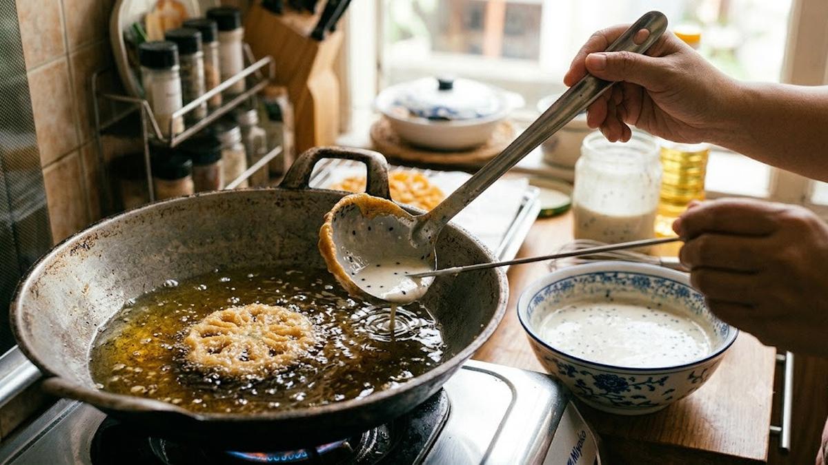 Cara Bikin Kembang Goyang Renyah Tanpa Cetakan Besi, Pakai Sendok Sayur